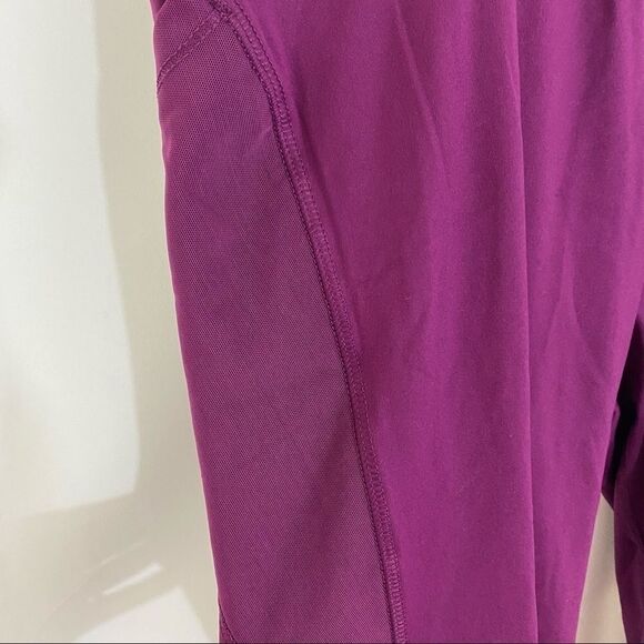 All in Motion Contour Curvy High Rise Capri - Picture 4 of 6